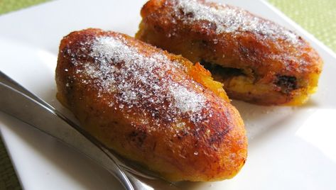 Los rellenitos guatemaltecos son un postre tradicional que puedes encontrar en cualquier mercado de todos los departamentos de Guatemala. Puedes degustar de esta comida típica en cualquier momento del día y su preparación es muy fácil y rápida, sigue las instrucciones correctamente para que disfrutes de este delicioso postre. Traditional Guatemalan Food, Guatemalan Desserts, Guatamalan Recipes, Central American Food, Guatemalan Food, How To Cook Plantains, Exquisite Food, Guatemalan Recipes, Man Cooking