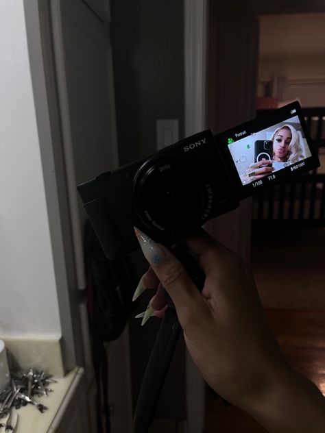 Youtuber Aesthetic Camera, Black Youtuber Aesthetic, Vlogging Camera Youtube, Cheap Vlogging Camera, Best Vlogging Camera Youtube, Black Youtubers Vlogging, Start Youtube Channel, Youtube Photography, Business Vision Board