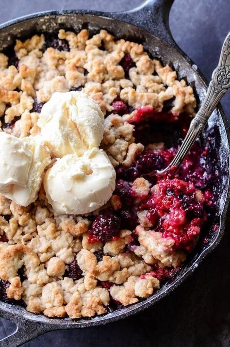 Skillet Berry Cobbler - perfect classic berry cobbler in a cast iron skillet! Skillet Cobbler, Mixed Berry Cobbler, Berry Cobbler Recipes, Skillet Desserts, Blackberry Cobbler Recipe, Cast Iron Skillet Cooking, Blackberry Crumble, Iron Recipes, Berry Cobbler