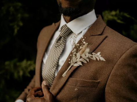 Brown Suit Wedding, Brown Tuxedo, Popular Wedding Themes, Bohemian Wedding Theme, Groom Wedding Attire, Wedding Color Trends, Brown Suit, Brown Wedding, Brown Suits