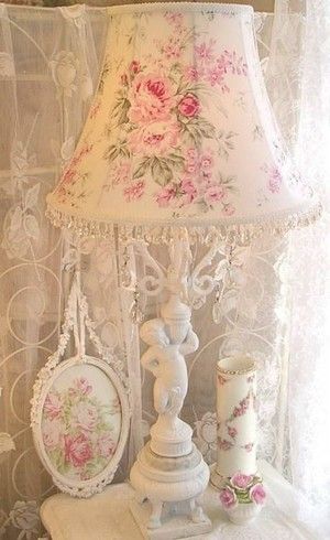 Estilo Shabby-chic: ideas para decorar | Decoración Shabby Chic Lamp Shades, Styl Shabby Chic, Shabby Chic Sofa, Shabby Chic Decorating, Chic Sofa, Chic Lamp, Decoration Shabby, Shabby Chic Ideas, Shabby Chic Lamps