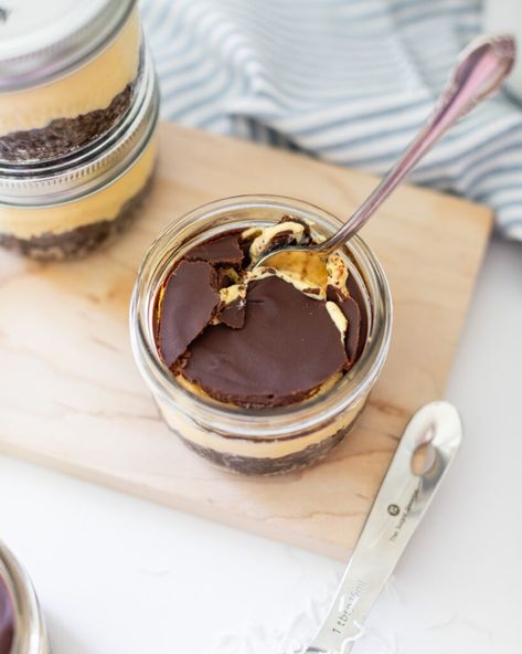 No-Bake Nanaimo Bar Cheesecake Jars - Fraiche Living Nanaimo Bar Cheesecake, Nanaimo Bar, Cheesecake Jars, Fraiche Living, Christmas Cheesecake, Lunch Smoothie, Cheesecake In A Jar, Nanaimo Bars, Cake In A Jar