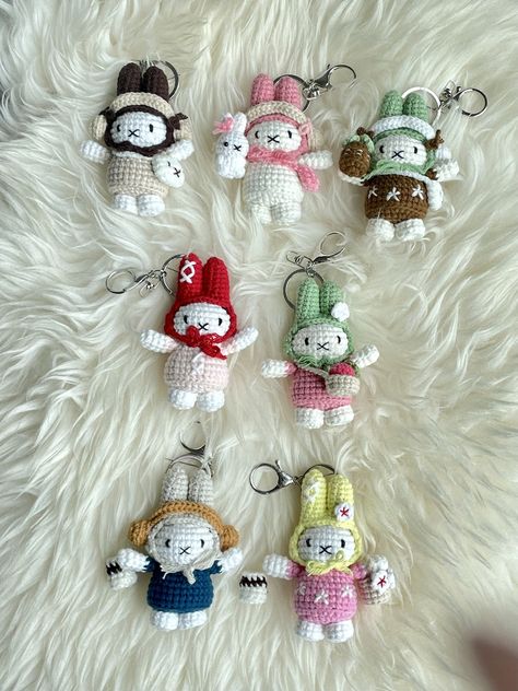 Miffy Keychain, Small Crochet Gifts, Quick Crochet Patterns, Crochet Design Pattern, Crochet Handbags Patterns, Cute Embroidery, Quick Crochet, Fun Crochet Projects, Crochet Keychain