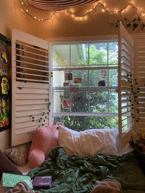 Aesthetic Room Organization, Bed By Window, Posters Room Aesthetic, Window Aesthetic, Organization Room, Ideas Room Decor, Cute Rooms, Room Ideas Aesthetic, Redecorate Bedroom