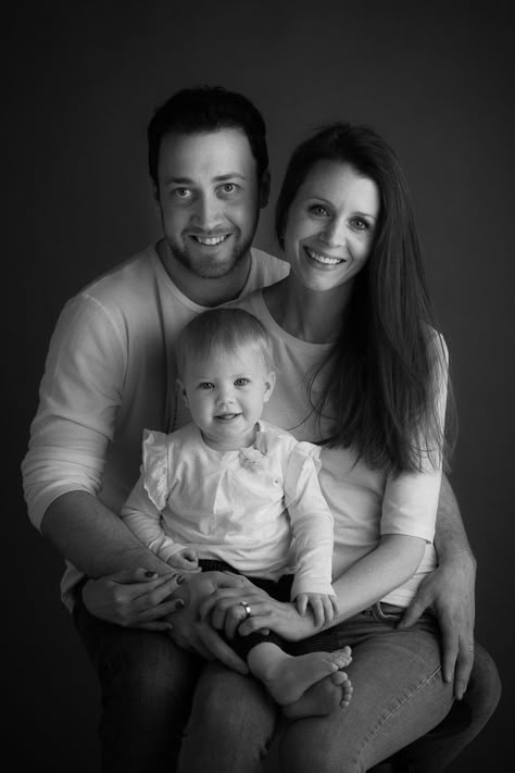 Studio Family Portraits, Family Photo Studio, First Family Photos, Mother Baby Photography, Grandparent Photo, Baby Birthday Photoshoot, Family Studio Photography, Shooting Studio, Family Photos With Baby