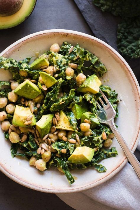 Kale Salad with Avocado: Lemony Kale, Avocado, and Chickpea Salad Chili Carne, Raw Kale Salad, Avocado Mash, Dressing Simple, Recipes Chili, Salad Kale, Salad Avocado, Avocado Dessert, Salad With Avocado