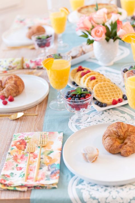 The Secret to Hosting an Effortless Brunch | Pizzazzerie Easter Brunch Table Setting, Buffet Tablescapes, Bridal Brunch Food, Easter Brunch Buffet, Elegant Brunch, Brunch Table Setting, Brunch Tablescape, Easter Brunch Table, Breakfast Table Setting