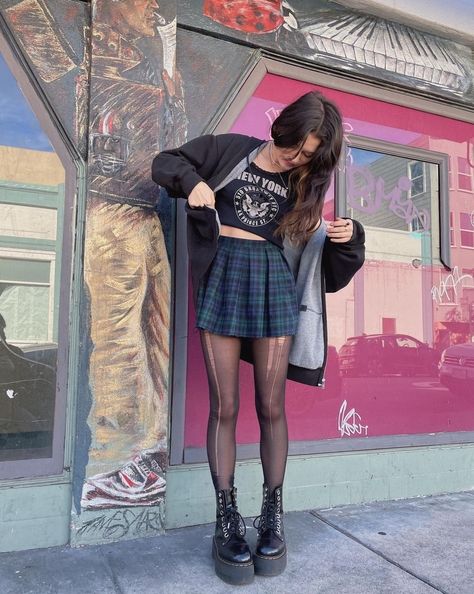 Skirt Grunge, Summer Grunge, Model Ideas, Plaid Pleated Skirt, Pleated Skirts, Amy Rose, Aesthetic Dark, Swaggy Outfits, Skirt Outfit