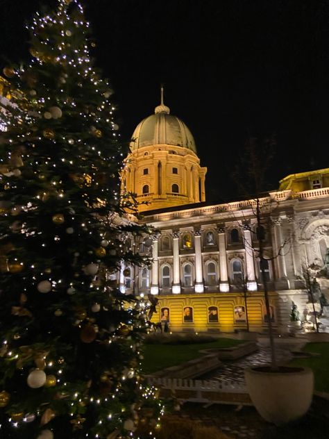 Advent Budapest, Budapest Christmas Aesthetic, Budapest Photo Ideas Winter, Christmas Budapest, Christmas Market Photos, Hungary Christmas, Hungary Winter, Aesthetic Budapest, Budapest Hungary Aesthetic