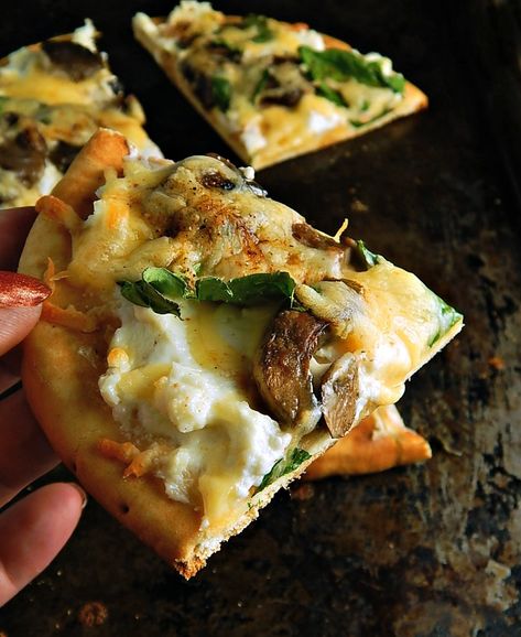 Cheesy Mushroom Flatbread, Ricotta Flatbread Pizza, Mushroom Flatbread Recipes, Ricotta Flatbread, Steakhouse Mushrooms, Mushroom Flatbread, Mushroom Ricotta, Flatbread Toppings, Goats Cheese Flatbread