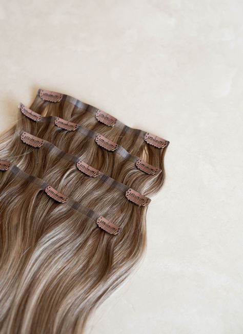 Human Hair Clip-In Extensions van Catwalk Ready zijn de perfecte oplossing voor een glamoureuze en natuurlijke uitstraling. Deze Human Hair Clip-In Extensions van 60 cm en 180g zijn gemaakt van 100% echt menselijk haar, ideaal voor het toevoegen van volume, lengte en een volle look. De set bevat verschillende banen met clips voor een gemakkelijke en stevige applicatie. Deze Human Hair Clip-In Extensions bieden je de mogelijkheid om snel en eenvoudig een prachtige, lange haardos te creëren. Perfect voor een naadloze, stralende afwerking die de hele dag blijft zitten. Verander je look met de luxe van Human Hair Clip-In Extensions! Photos Recreate, Keratin Shampoo, Hair Tinsel, Human Hair Clip Ins, Keratin Hair, Clip In Extensions, Glitter Hair, Real Human Hair, Color Ring