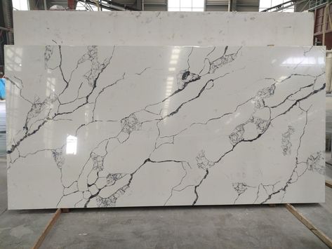 Quartz With Black Veins, Black And White Quartz Countertops, Gold Granite Countertops, Quartz Calacatta, Marble Veins, Black Quartz Countertops, Countertop Table, Black Veins, White Quartz Counter