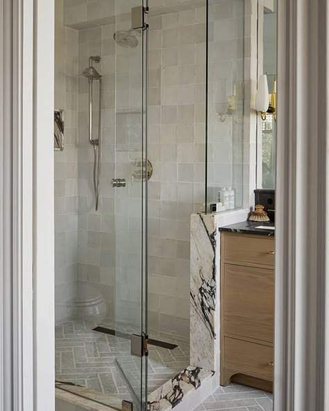 Warm elegance Modern Vintage Bathroom, Luxe Bathroom, Small Bathroom With Shower, Subway Tiles Bathroom, Loft Bathroom, Loft Interior, Classic Bathroom, Basement Bathroom, Bathroom Inspiration Decor