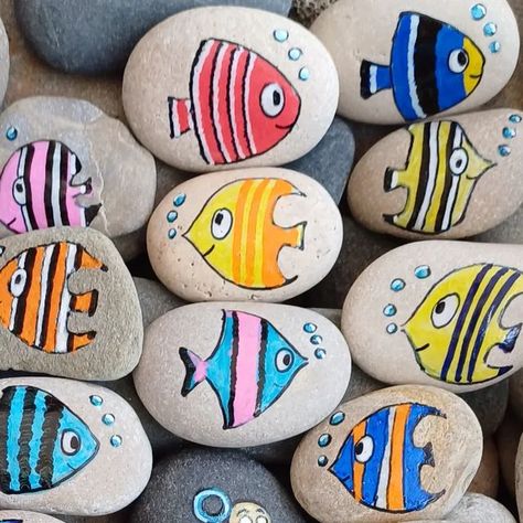 @pedrecolor on Instagram: "#kindnnessrocks #galetspeints #taşboyama #stenenschilderen #stonepaintig #sassidipinti #stoneart #rockart #rockpainting #piedrasdecoradasamano #paintedrocks #pebbleart #pebblepainting #piedrasdecoradas #piedraspintadas #pedrecolor" Painting Ideas Fish, Painting Fish On Rocks Ideas, Nemo Painted Rock, Stone Painting Fish Ideas, Rock Pets, Clown Fish Rock Painting, Fishing Rocks Painted Stones, Rock Crafts Diy, Rock Painting Ideas