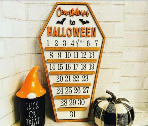 Halloween Countdown Calendar Diy, Countdown Calendar Diy, Wooden Halloween Decorations, Halloween Calendar, Countdown To Halloween, Halloween Countdown Calendar, Calendar Advent, Wooden Advent Calendar, Halloween Coffin