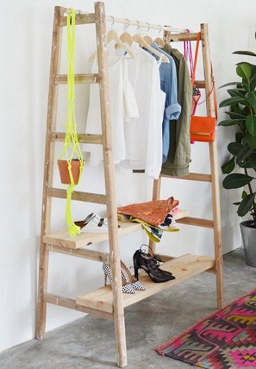 Cómo hacer un burro o perchero para la ropa casero Closet Minimalista, Organizational Hacks, Diy Clothes Rack, Old Ladder, Diy Ladder, Smart Tiles, Diy Recycle, Yard Sale, Clothing Rack