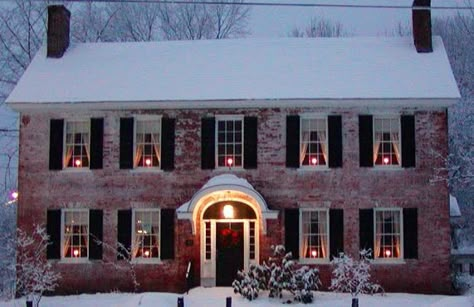 A candle in each window. Love the warmth coming from the house and the memories it evokes about my grandparents' home. Georgian Decor, Happy Hobbies, Winter Houses, White Wash Brick, Window Candles, Childhood Dream, Christmas Scenery, Colonial Christmas, Christmas Lighting