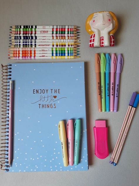 Material escolar 2020 American Girl Doll Printables, Study Encouragement, Pretty School Supplies, Cute Stationary School Supplies, School Pencil Case, Fine Point Pens, School Tool, Cool School Supplies, Purse Essentials