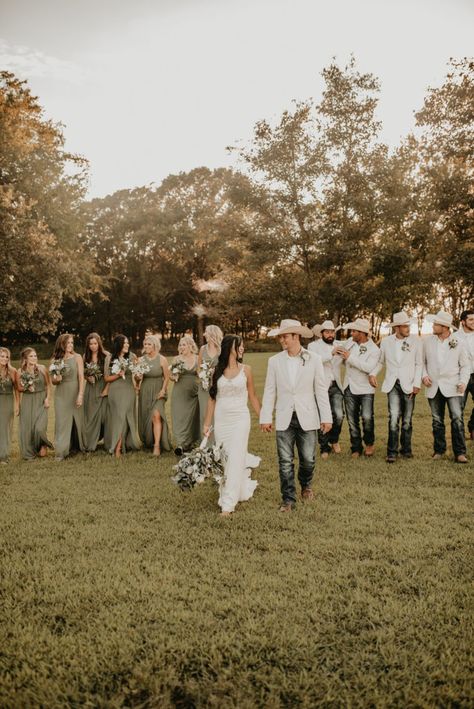 Bride And Groom Table Outdoor Wedding, Wedding Ideas Ranch Style, Wedding Ideas Southern, Country Green Wedding, Spring Wedding Country, 2023 Country Wedding, Groom And Groomsmen Attire Country, Outdoor Western Wedding Ideas, Western Vibe Wedding