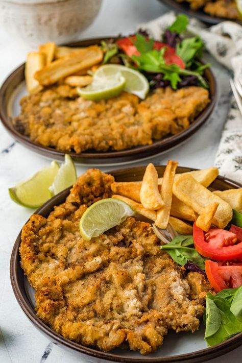 Milanesa de Res (Beef Milanese) - Dish 'n' the Kitchen Milanesa Recipe, Argentina Food, Mexican Side Dishes, Sliced Steak, Meat Dinners, Chicken Steak, Weeknight Dinner Recipe, Herbalife Nutrition, Steak Recipes