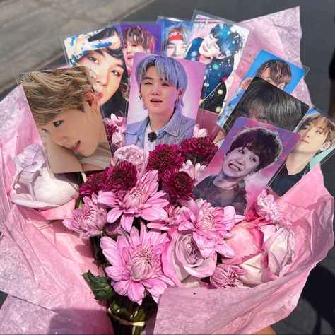 Bt21 Bouquet, Kpop Flower Bouquet, Bts Flower Bouquet, Bts Bouquet, One Piece Birthdays, Army Room Decor, Pop Jewelry, Kpop Diy, Yoonmin Fanart