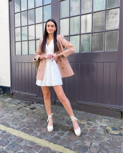 White Wedges Outfit, Alpargatas Outfit, Dresses And Blazers, Wedges Outfit, Sundress Outfit, Mini Sundress, Blazer Outfits, Vestido Casual, Feminine Outfit