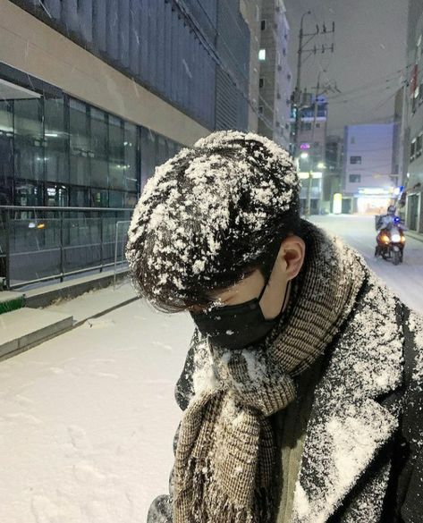 Snow Outfit Men, Jaewon One, Outfits Hombre, Snow Outfit, Winter Photo, Fashion Trends Winter, Winter Outfits Men, Mens Winter Fashion