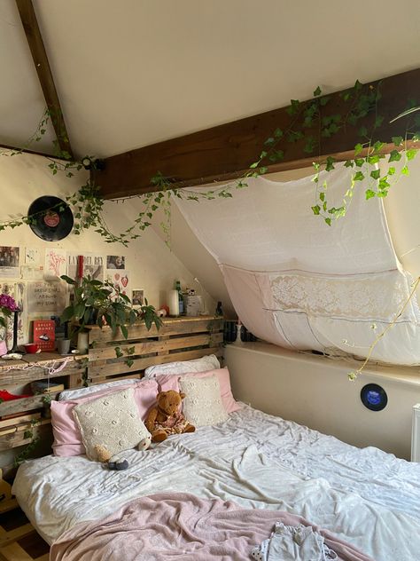 Aesthetic Pallet Bed, Pallet Bed Aesthetic, Attic Bedroom Aesthetic, Low Attic Bedroom Ideas, Attic Room Aesthetic, Floor Bed Aesthetic, Bed On Floor Ideas Aesthetic, Attic Room Ideas Cozy Spaces, Floor Bed Decor Ideas