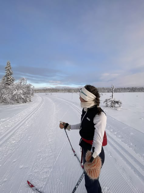 Nordic Skiing Outfit, Cross Country Ski Aesthetic, Crosscountry Skiing Outfit, Running In Winter Aesthetic, Winter Sports Aesthetic, Xc Skiing Aesthetic, Nordic Skiing Aesthetic, Cross Country Skiing Aesthetic, Cross Country Skiing Outfit