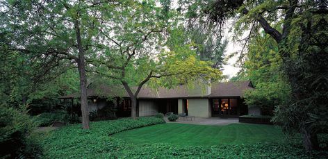 California Ranch Style Homes, Rambler House, California Ranch, Arts And Crafts House, California Art, Landscape Features, Ranch Style Homes, Timber House, California Style