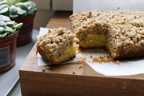 Entenmann's New York Style Crumb Cake - Cooks Illustrated. Cookie Cheesecake Bars, Walnut Cake Recipe, Breakfast Savory, Crumb Cakes, Crumb Coffee Cakes, Gingerbread Cheesecake, Gingerbread Cookie Dough, Cookie Cheesecake, Tater Tot Breakfast