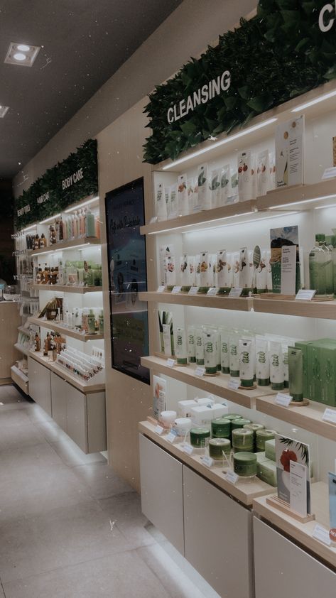 Modern Cosmetic Store Design, Cosmetic Decoration Ideas, Skin Care Retail Display Ideas, Beauty Store Interior Retail Design, Store Cosmetics Design, Med Spa Product Display, Skin Care Store Interior Design, Skin Care Store Design, Cosmetics Store Interior Design