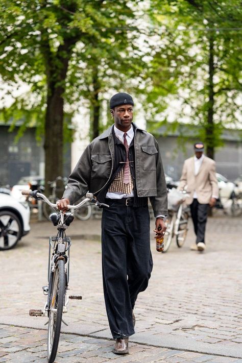 Copenhagen Fashion Week street style outfit spotted by fashion photographer karyastreetstyle - Make sure you're following me here on Pinterest for more of the hottest street fashion and styling inspiration from top influencers and fashion editors Formal Streetwear, 2024 Street Style, Herren Style, Copenhagen Fashion, Berlin Fashion, Street Style Outfits Men, Street Fashion Men Streetwear, Guys Clothing Styles, Mens Outfit Inspiration