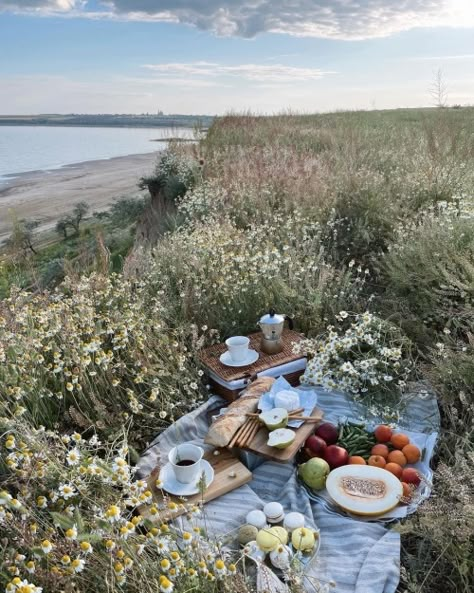 Cottagecore Picnic, Picnic Inspiration, Garden Picnic, Cottage Core Aesthetic, Picnic Time, Witch Aesthetic, Cottagecore Aesthetic, Spring Aesthetic, Spring Vibes