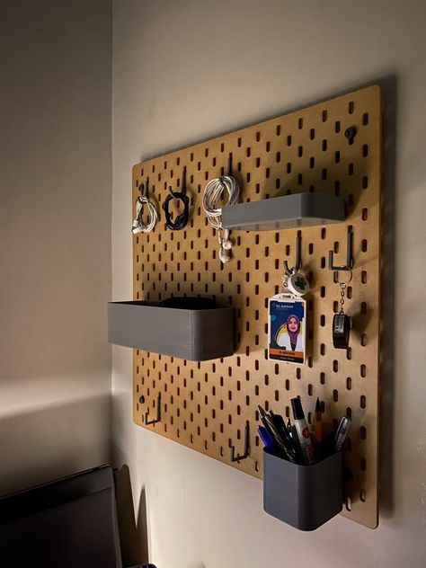 Peck Board Ideas, Pegboard Organization Office, Pegboard Aesthetic, Peg Board Ideas, Wall Rack Design, Pegboard Ideas, Mens Bedroom Decor, Modern Home Offices, Pegboard Organization