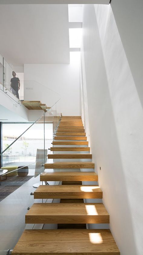 claraboyas rectangulares Skylight Design, Escalier Design, Floating Stairs, Stair Handrail, Two Storey House, Narrow House, Home Stairs Design, Diy Stairs, Modern Stairs