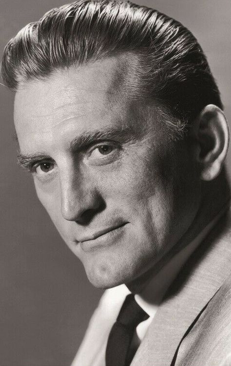 Kirk Douglas Male Movie Stars, Stars D'hollywood, Vintage Movie Stars, Classic Film Stars, Kirk Douglas, Hollywood Men, Classic Movie Stars, Hollywood Icons, Actrices Hollywood