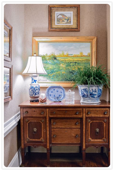 Vignette — James Farmer Hallway Upstairs, Blue And White Chinoiserie, Blue White Decor, Foyer Decorating, Decoration Inspiration, White Decor, White Houses, Traditional Decor, Home Fashion