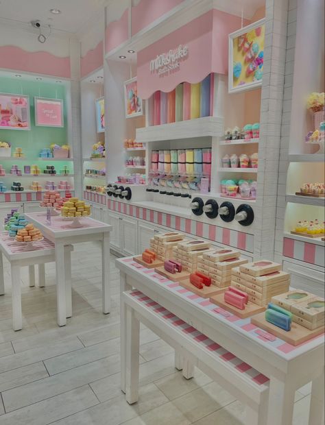 Candy Shop Design Interiors, Sweet Shop Display Ideas, Candy Shop Aesthetic Pastel, Candy Boutique Ideas, Kawaii Store Interior, Toy Store Display, Candy Shop Design, Sweet Shop Interior, Candy Shop Ideas Design