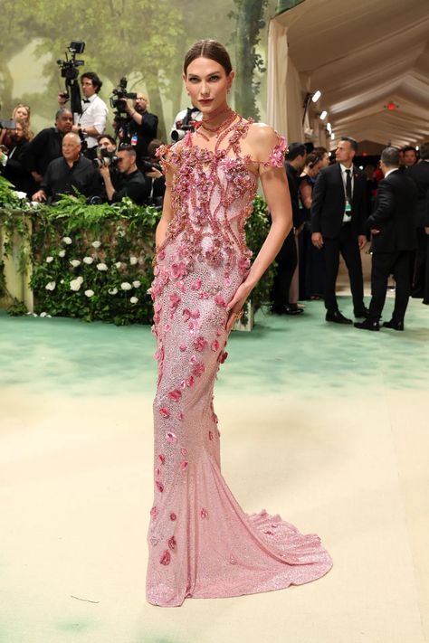 Kim Kardashian Turned to Maison Margiela for the 2024 Met Gala | Vogue Met Gala Outfits, Givenchy Couture, Gala Fashion, Met Gala Red Carpet, Chloe Sevigny, Vogue Dress, Celebrity Style Red Carpet, W Magazine, Linda Evangelista