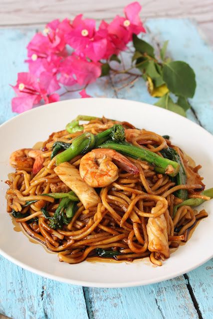 Hokkien Mee Cake Cherry, Malaysian Cuisine, Malaysian Food, Chow Mein, Asian Cooking, Asian Dishes, Finger Food, Chopsticks, I Love Food