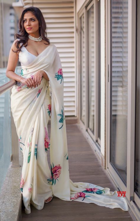 Actress Malavika Mohanan Hot HD Stills From A Recent Event - Social News XYZ Indian Long Dress, Malavika Mohanan, Indian Woman, Party Kleidung, Elegant Saree, Indian Sari, Fancy Dresses Party, Aishwarya Rai, Saree Dress