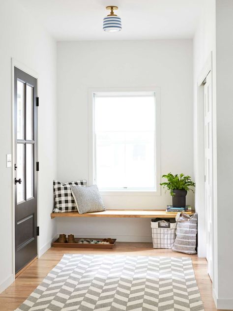 Small Entryway Bench, Window Seat Storage, Diy Entryway, Mud Room Storage, Entryway Lighting, Urban Farmhouse, Clutter Free Home, Foyer Decorating, Entryway Storage