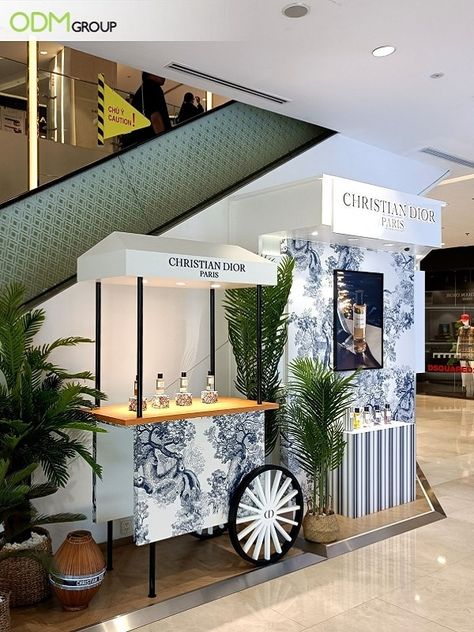 Retail Display Ideas, Dior Store, Cosmetics Display Stand, Event Booth Design, Inmobiliaria Ideas, Promoting Products, Food Cart Design, Visual Merchandising Displays, Retail Displays