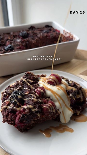 Emma Petersen 🥕 on Instagram: "DAY 26 of VEGANUARY | Black forest batch baked oats 🍒 Another week, another meal prep baked oats combo !! This time fully loaded with cherries and dark chocolate. Genuinely, incredible. Makes 3-5 servings. ▫️ 200g rolled oats ▫️ 2 bananas ▫️ 60g @myprotein salted caramel soy protein ▫️ 40g cacao powder ▫️ 420ml milk ▫️ 1 tsp baking powder ▫️ 120g frozen cherries ▫️ 60g dark chocolate chips 👩‍🍳 just assemble as shown, bake in the oven (180 degrees) for 35-40 mins and you’re good to go! I like to serve mine up with soy yoghurt and drizzly peanut butter. Simply store the rest in the fridge and either microwave your portion when you want it for 1 min, or have cold for an oat bar vibe. ENJOY 🤍 . . . . . . #bakedoats #mealprepbreakfast #mealprepideas #quickbre Cherry Baked Oats, Chocolate Protein Baked Oatmeal, Baked Oats Chocolate, Cacao Oats, Peanut Butter Chocolate Baked Oats, High Protein Brownie Baked Oats, Chocolate Baked Oats Vegan, Cherry Oatmeal, Microwave Baking