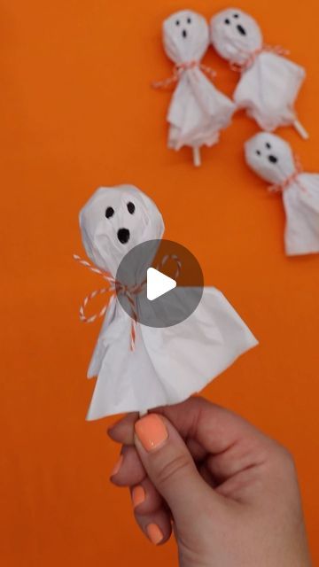 Diy Halloween Favors, Lollipop Ghosts, Diy Halloween Party Favors, Ghost Lollipops, Diy Halloween Party, Halloween Lollipop, Doc Mcstuffins Party, Halloween Favors, Halloween Party Diy