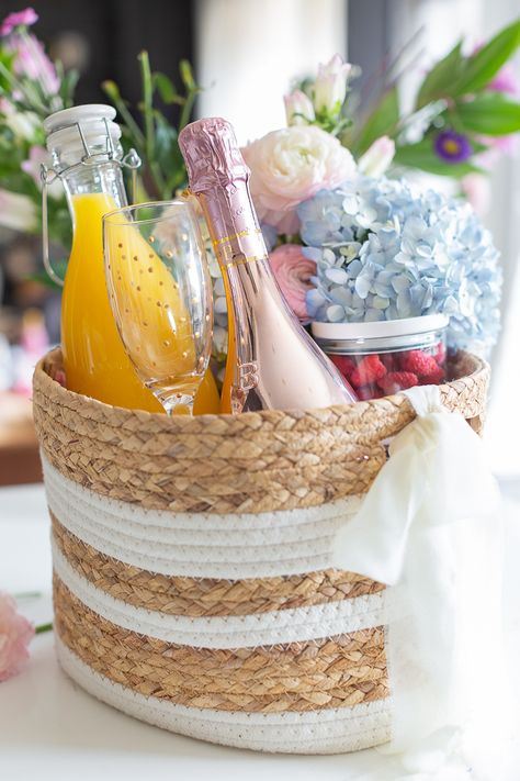 Mimosa Basket Gift Ideas Diy, Mimosa Gift Basket Diy Cute Ideas, Mimosa Basket Gift Ideas, Mimosa Gift Ideas, Wine Glass Gift Basket, Mimosa Gift, Mimosa Gift Basket, Alcohol Gift Baskets, Breakfast Gift Basket