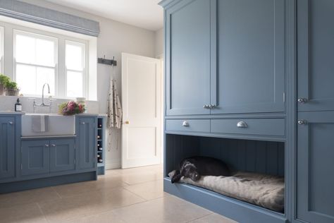 ELEGANT SHAKER UTILITY AND BOOT ROOM IN GEORGIAN FARMHOUSE - Searle and Taylor Utility Room Layout, Built In Dog Bed, Georgian Farmhouse, Boot Room Utility, Room Layout Ideas, Small Utility Room, Utility Room Designs, White Laundry Rooms, Dog Spaces