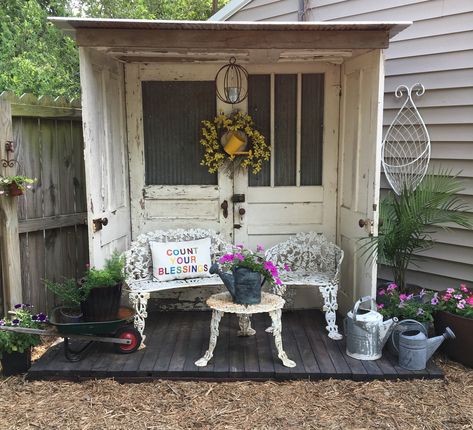 Old Door Decor, Backyard Sitting Areas, Old Door Projects, Garden Shed Diy, Tattoo Garden, Garden Nails, Garden Tattoo, Backyard Seating Area, Garden Nook