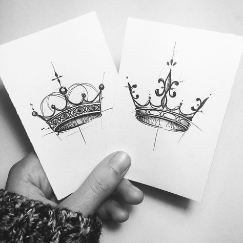 1,238 Me gusta, 66 comentarios - MÒNIC∆  S∆MPIETRO © (@monicasampietrotattoo) en Instagram: "Mr. & Mrs. ( Disponibles )" Crown Tattoos For Women, Queen Tattoo, Tattoo Zeichnungen, Cat Tattoos, Geniale Tattoos, Tiny Tattoo, Crown Tattoo, Hand Tattoo, Matching Tattoos